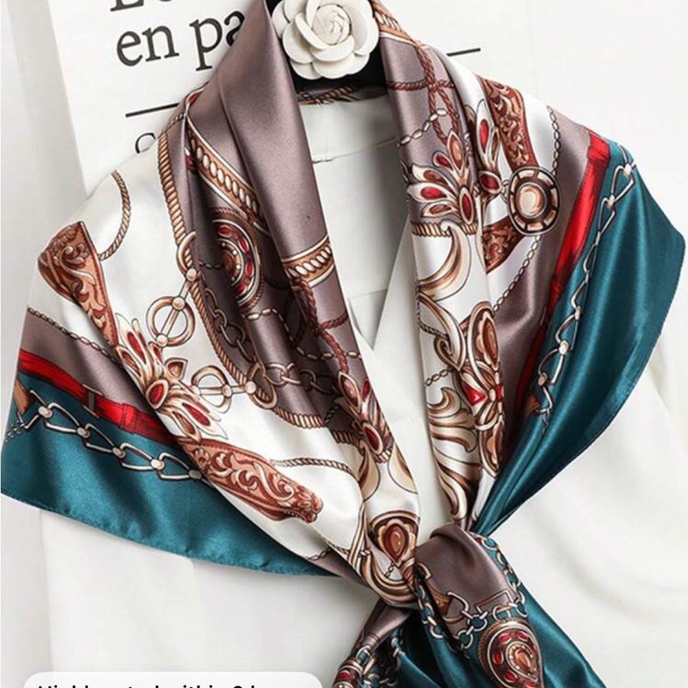 Elegant Scarf with Chain and Belt Design - Picture 9 of 9